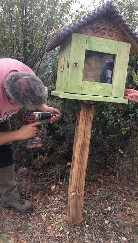Proceso de reparación de una casa-biblioteca derribada