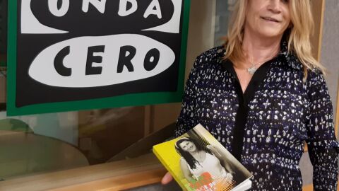 Oliva Figueira, con su libro, en Onda Cero Coruña