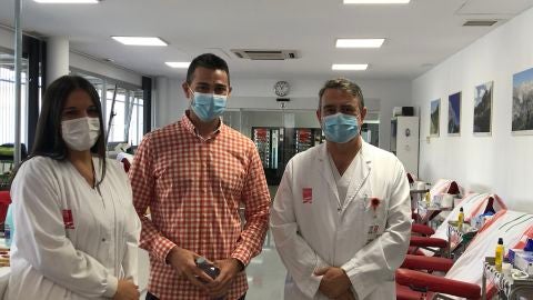 La enfermera María de Codes, el donante Alberto García y el director médico del Banco de Sangre y Tejidos de Aragón José Mª Domingo