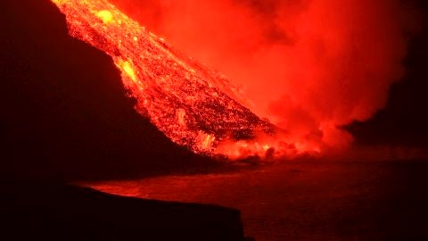 La lava del volc&aacute;n de La Palma entra en contacto con el mar
