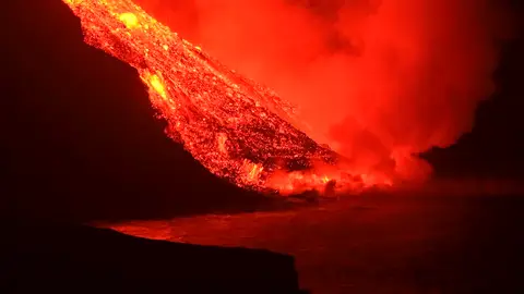 La lava del volcán de La Palma entra en contacto con el mar La lava del volcán de La Palma entra en contacto con el mar