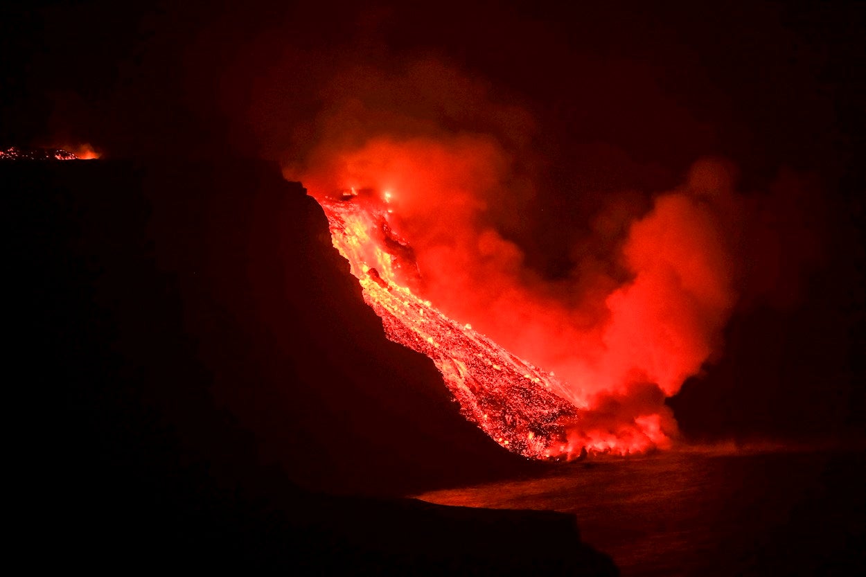 El vídeo del momento en el que la lava del volcán de La Palma entra en contacto con el mar El vídeo del momento en el que la lava del volcán de La Palma entra en contacto con el mar