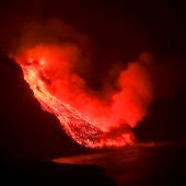 Momento en que la lava del volcán de La Palma entra en contacto con el mar