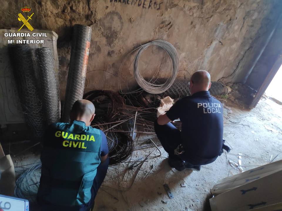 La Guardia Civil detiene en Novelda a dos personas por el robo de vallado metálico en una decena de viñedos en la comarca del Medio Vinalopó La Guardia Civil detiene en Novelda a dos personas por el robo de vallado metálico en una decena de viñedos en la comarca del Medio Vinalopó