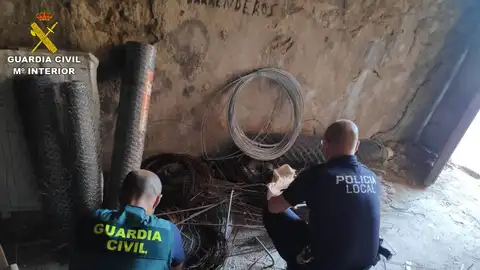 Agentes de la Guardia Civil y la Policía Local de Monforte del Cid junto a material robado que se ha recuperado. Agentes de la Guardia Civil y la Policía Local de Monforte del Cid junto a material robado que se ha recuperado.