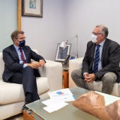 Fejóo prioriza co alcalde de Valdeorras melloras sanitarias