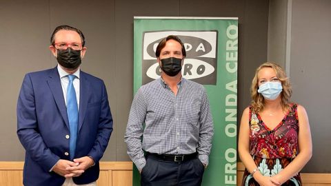 El director de ASIMA, Alejandro S&aacute;enz de San Pedro, y el coordinador de Hotecma, Sergio Campoy, junto a la periodista de Onda Cero Elka Dimitrova