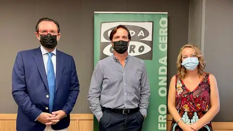 El director de ASIMA, Alejandro Sáenz de San Pedro, y el coordinador de Hotecma, Sergio Campoy, junto a la periodista de Onda Cero Elka Dimitrova El director de ASIMA, Alejandro Sáenz de San Pedro, y el coordinador de Hotecma, Sergio Campoy, junto a la periodista de Onda Cero Elka Dimitrova