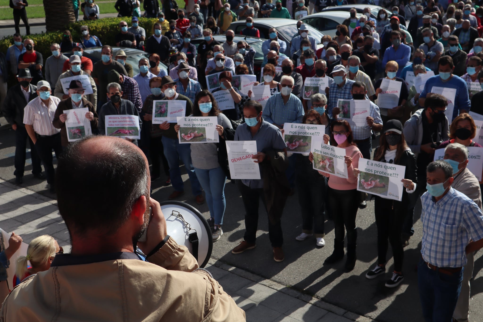 "Nuestra reivindicación no es querer cazar al lobo, es que el lobo no nos cace a nosotros" "Nuestra reivindicación no es querer cazar al lobo, es que el lobo no nos cace a nosotros"