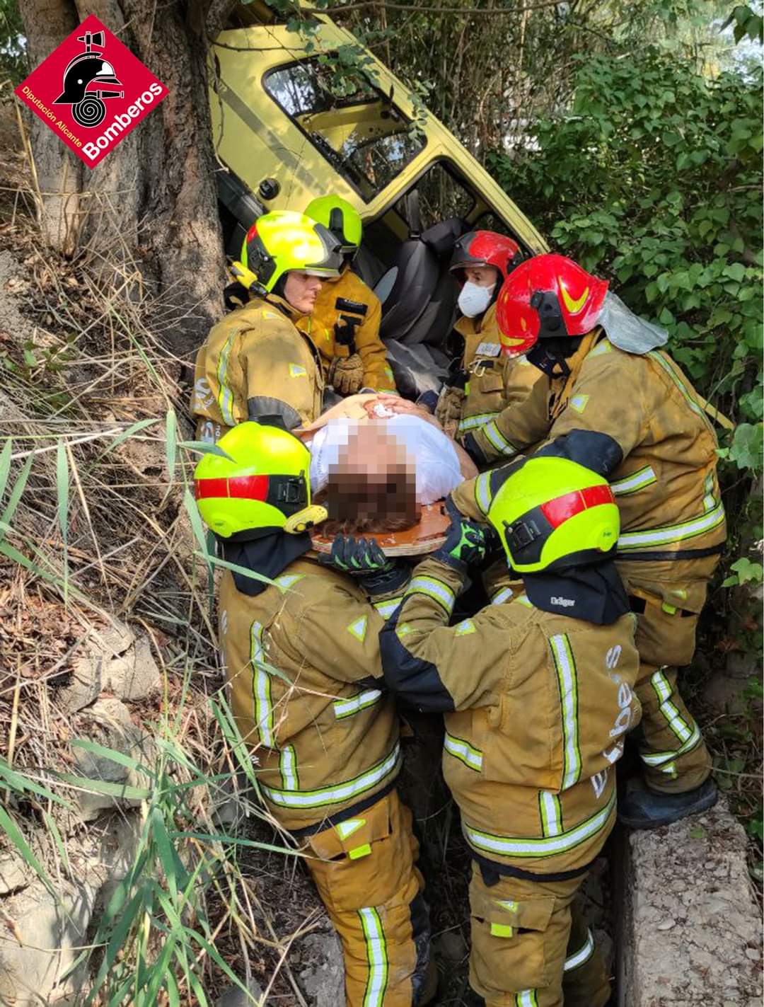 Rescatados tras caer su coche a una acequia en La Vila Joiosa Rescatados tras caer su coche a una acequia en La Vila Joiosa