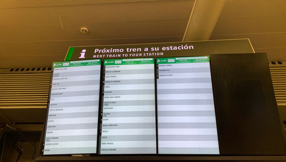 Algunos de los paneles de Atocha no marcan ni hora ni vía