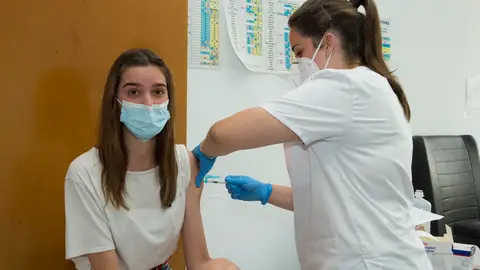 Una joven universitaria recibe la vacuna Una joven universitaria recibe la vacuna