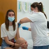 Una joven universitaria recibe la vacuna 
