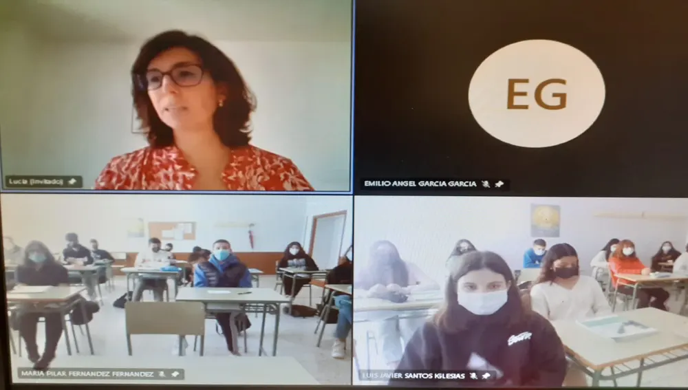Lucia Viñuela hablando sobre su madre Margarita Salas en Foro Comunicación y Escuela.
