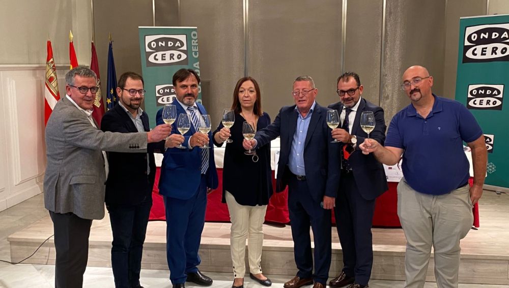 Foto de familia tras la presentación de la III Fiesta de la Vendimia