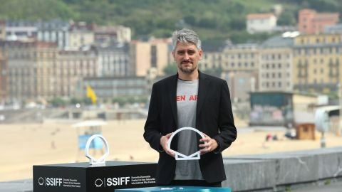 Marcel Barrena, director de la pel&iacute;cula 'Mediterr&aacute;neo', posa en el photocall del Festival de San Sebasti&aacute;n