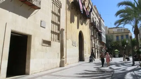 La Lonja Medieval de Elche está ubicada en el edificio del propio ayuntamiento. La Lonja Medieval de Elche está ubicada en el edificio del propio ayuntamiento.