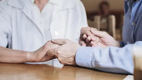 Anciano en una residencia Una residencia de ancianos