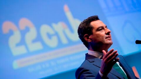 Juanma Moreno, presidente de la Junta de Andaluc&iacute;a, anuncia el levantamiento de aforos y horarios en comercios y hosteler&iacute;a 