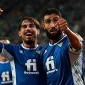 Rodri y Fekir celebran un gol del Betis.