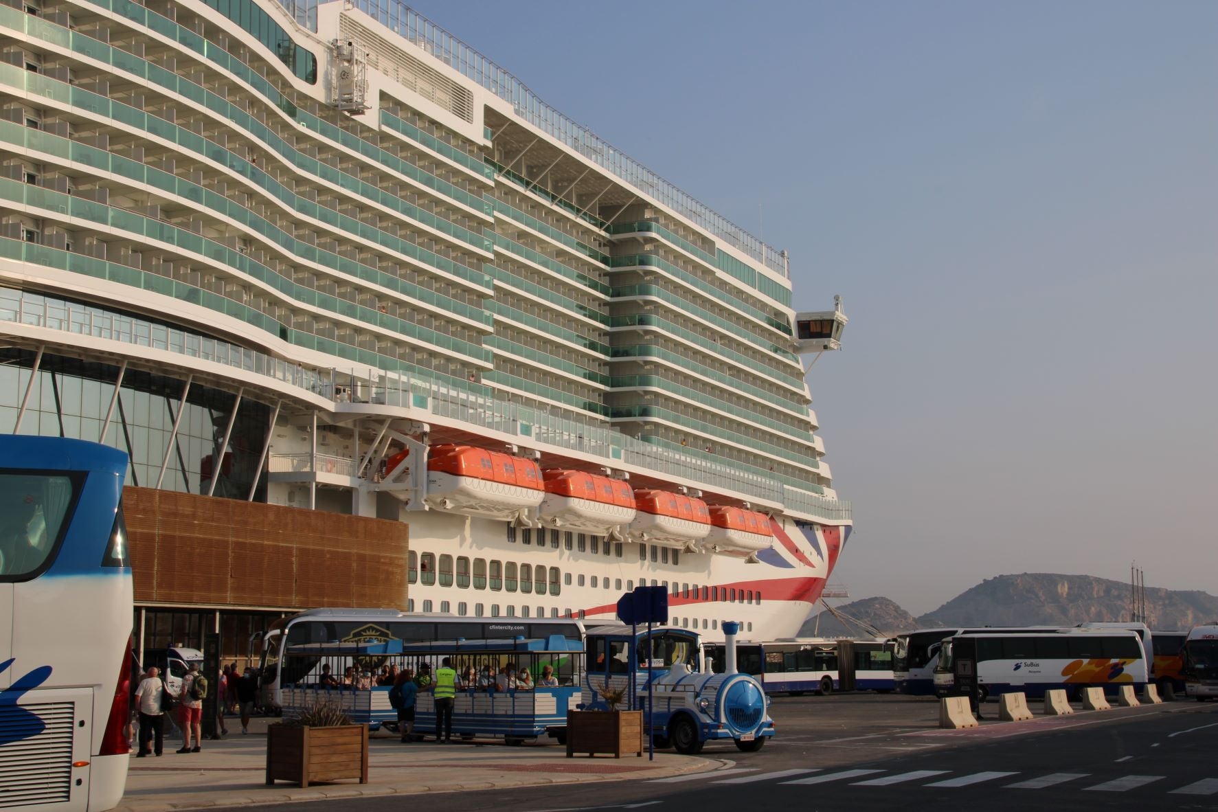 Llega a Alicante el primer buque-crucero del mes de octubre con cerca de 3.500 viajeros Llega a Alicante el primer buque-crucero del mes de octubre con cerca de 3.500 viajeros