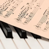 partitura y piano partitura y piano