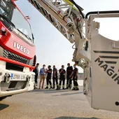El parque de bomberos de Torrevieja refuerza su parque móvil con una nueva auto escalera de 32 metros El parque de bomberos de Torrevieja refuerza su parque móvil con una nueva auto escalera de 32 metros