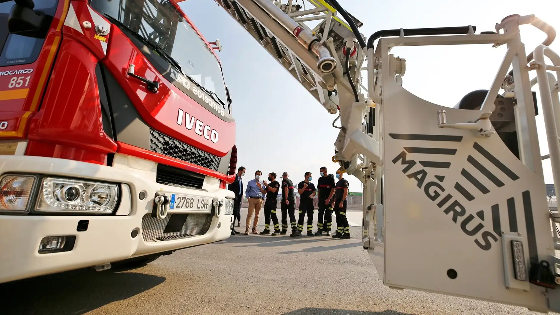 El parque de bomberos de Torrevieja refuerza su parque móvil con una nueva auto escalera de 32 metros 