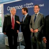 El premio Nobel de Literatura, Mario Vargas Llosa, el líder del PP, Pablo Casado, el presidente de la Junta de Andalucía, Juanma Moreno y el opositor venezolano Leopoldo López a su llegada a la convención nacional del partido que tiene lugar hoy en Sevilla