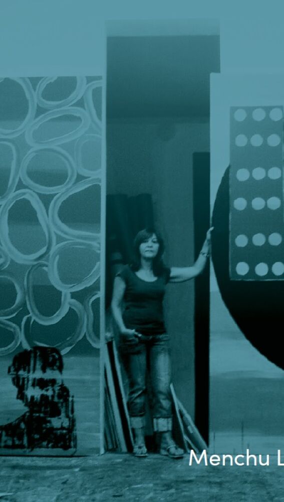 Menchu Lamas junto a sus obras de gran formato