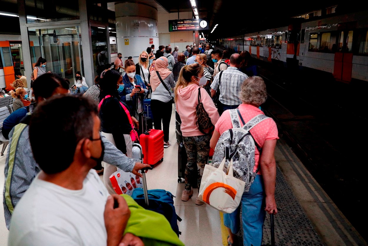 Huelga de Renfe: La compañía recomienda el uso de transportes alternativos ante las aglomeraciones y retrasos Huelga de Renfe: La compañía recomienda el uso de transportes alternativos ante las aglomeraciones y retrasos