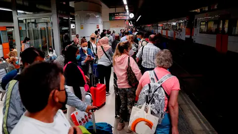 Aglomeración de personas en un anden por la huelga de Renfe Aglomeración de personas en un anden por la huelga de Renfe
