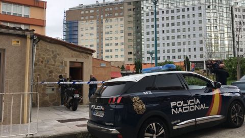 La Policía Científica entra en la vivienda, acordonada