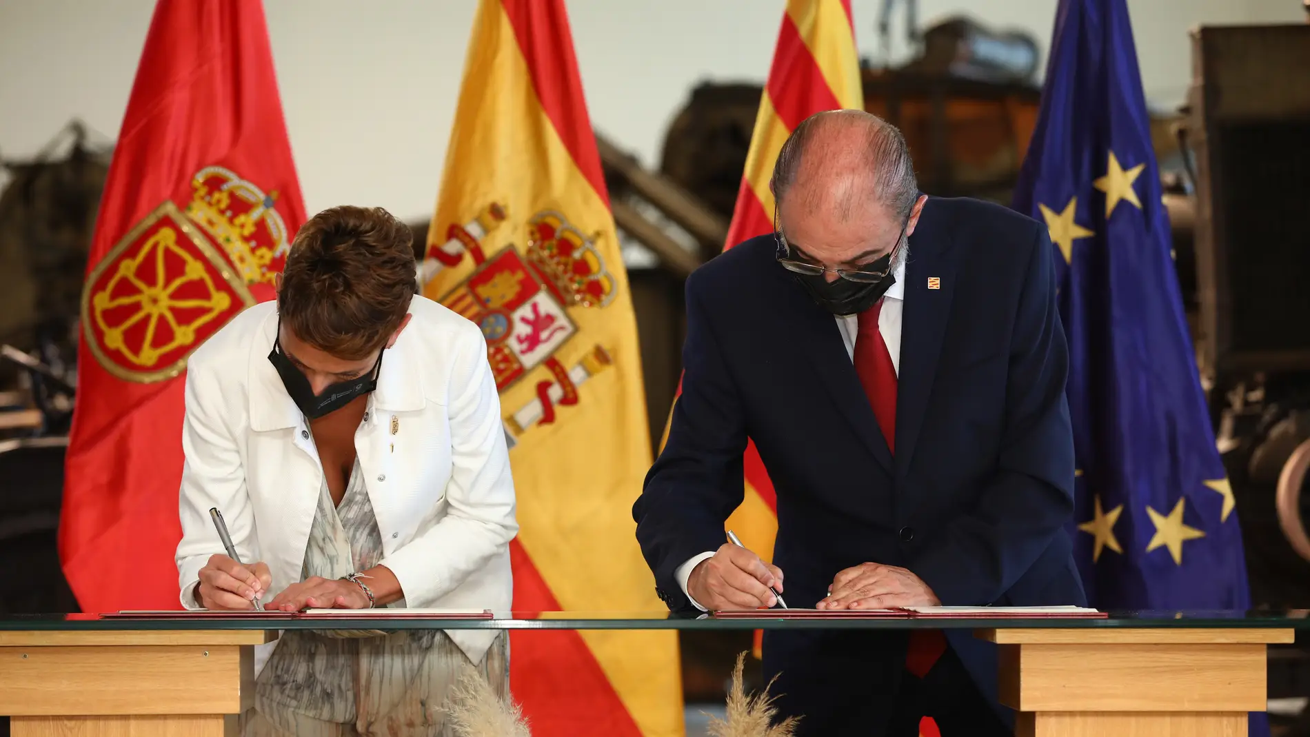 María Chivite y Javier Lambán, durante la firma del protocolo