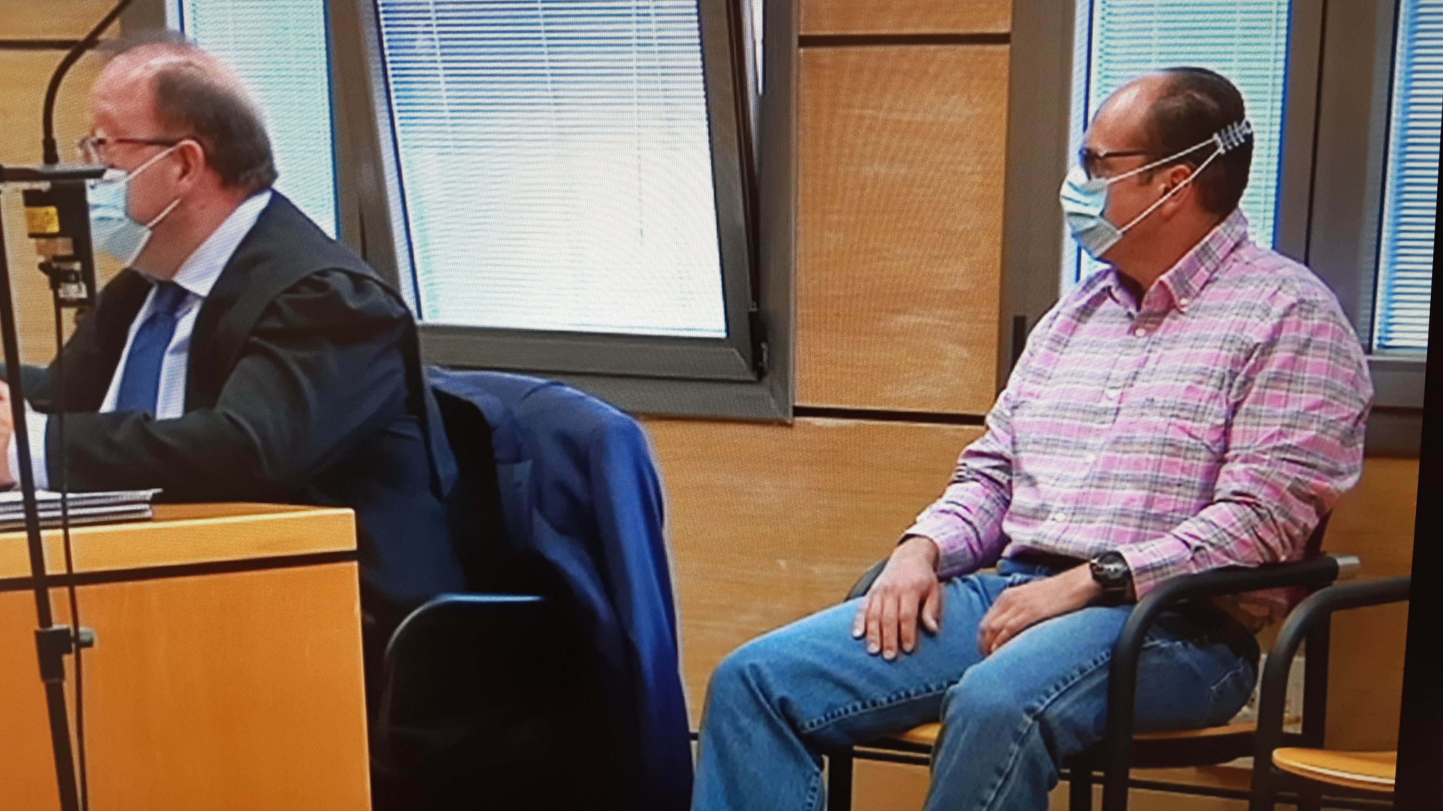 El acusado de matar a su vecino con unas tijeras en Ciudad Real asegura que nunca las tuvo en sus manos El acusado de matar a su vecino con unas tijeras en Ciudad Real asegura que nunca las tuvo en sus manos