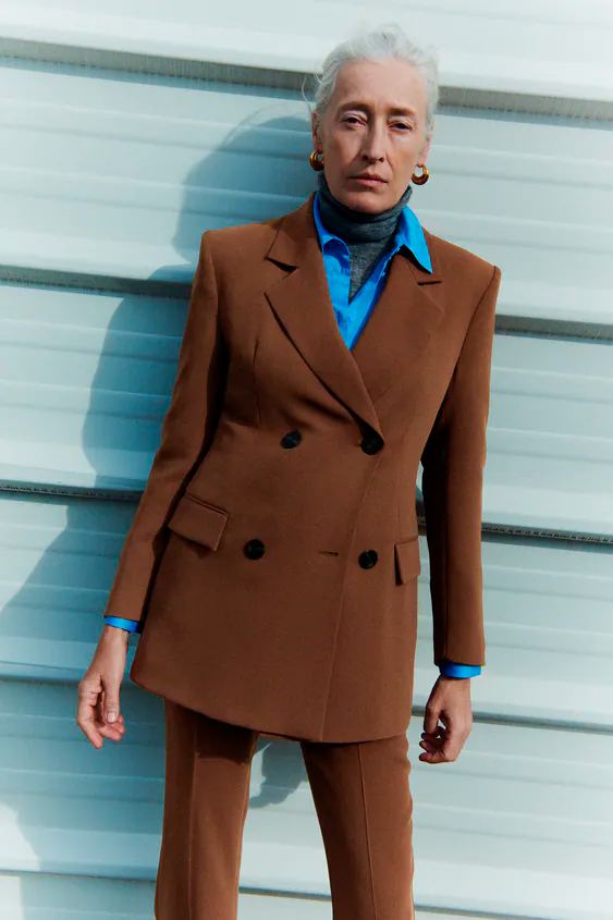 Zara presenta por primera vez su nueva modelo mayor de 50 años Zara presenta por primera vez su nueva modelo mayor de 50 años