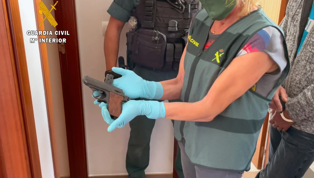 Pistola encontrada durante el registro realizado por la Guardia Civil