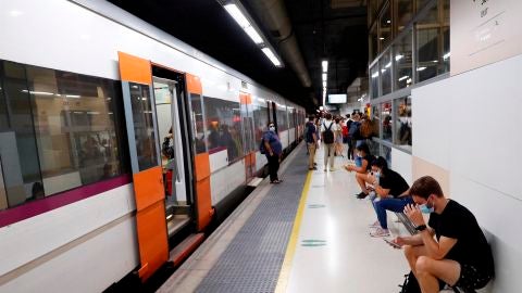 Pasajeros baj&aacute;ndose de un tren de Cercan&iacute;as