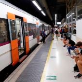 Pasajeros bajándose de un tren de Cercanías