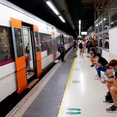 Pasajeros bajándose de un tren de Cercanías Pasajeros bajándose de un tren de Cercanías