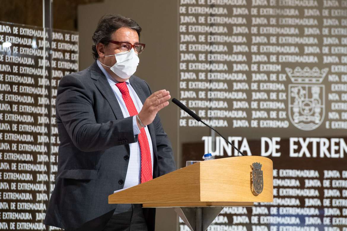 El consejero de Sanidad dice que no tienen noticias de incidentes de relevancia en Extremadura pero llama a no bajar la guardia El consejero de Sanidad dice que no tienen noticias de incidentes de relevancia en Extremadura pero llama a no bajar la guardia
