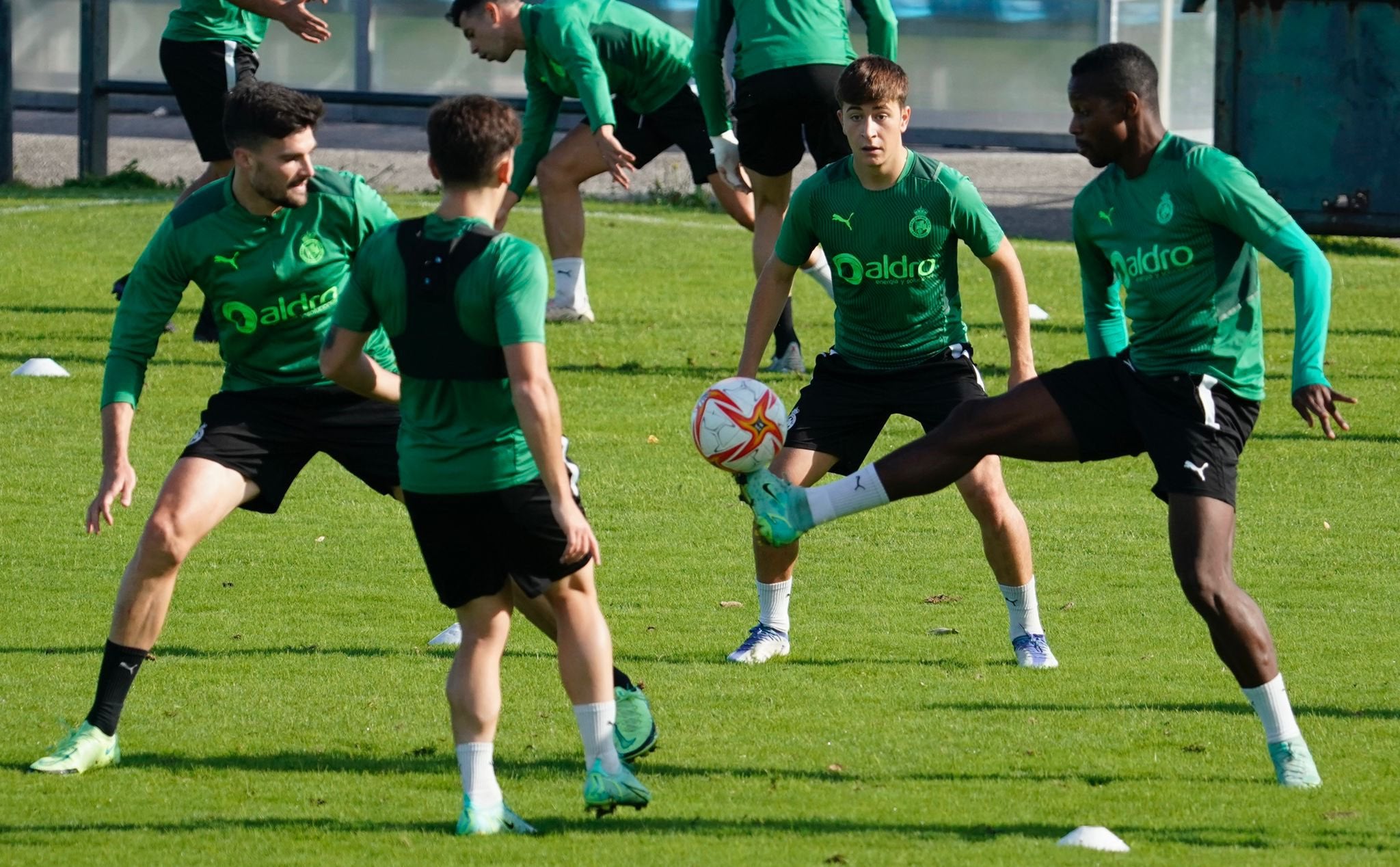El Racing de Santander pide aplazar el partido contra el Dépor por casos de Covid en el vestuario El Racing de Santander pide aplazar el partido contra el Dépor por casos de Covid en el vestuario