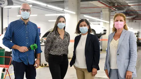 Martí Rodríguez, periodista de Onda Cero Illes Balears, junto a Laura Jiménez, asesora de ventas de Kia Autovidal, su compañera Ana García, responsable del servicio posventa de Kia y de todo el grupo Fiat de Grupo Autovidal, y Esther Vidal, directora comercial de Grupo Autovidal Martí Rodríguez, periodista de Onda Cero Illes Balears, junto a Laura Jiménez, asesora de ventas de Kia Autovidal, su compañera Ana García, responsable del servicio posventa de Kia y de todo el grupo Fiat de Grupo Autovidal, y Esther Vidal, directora comercial de Grupo Autovidal