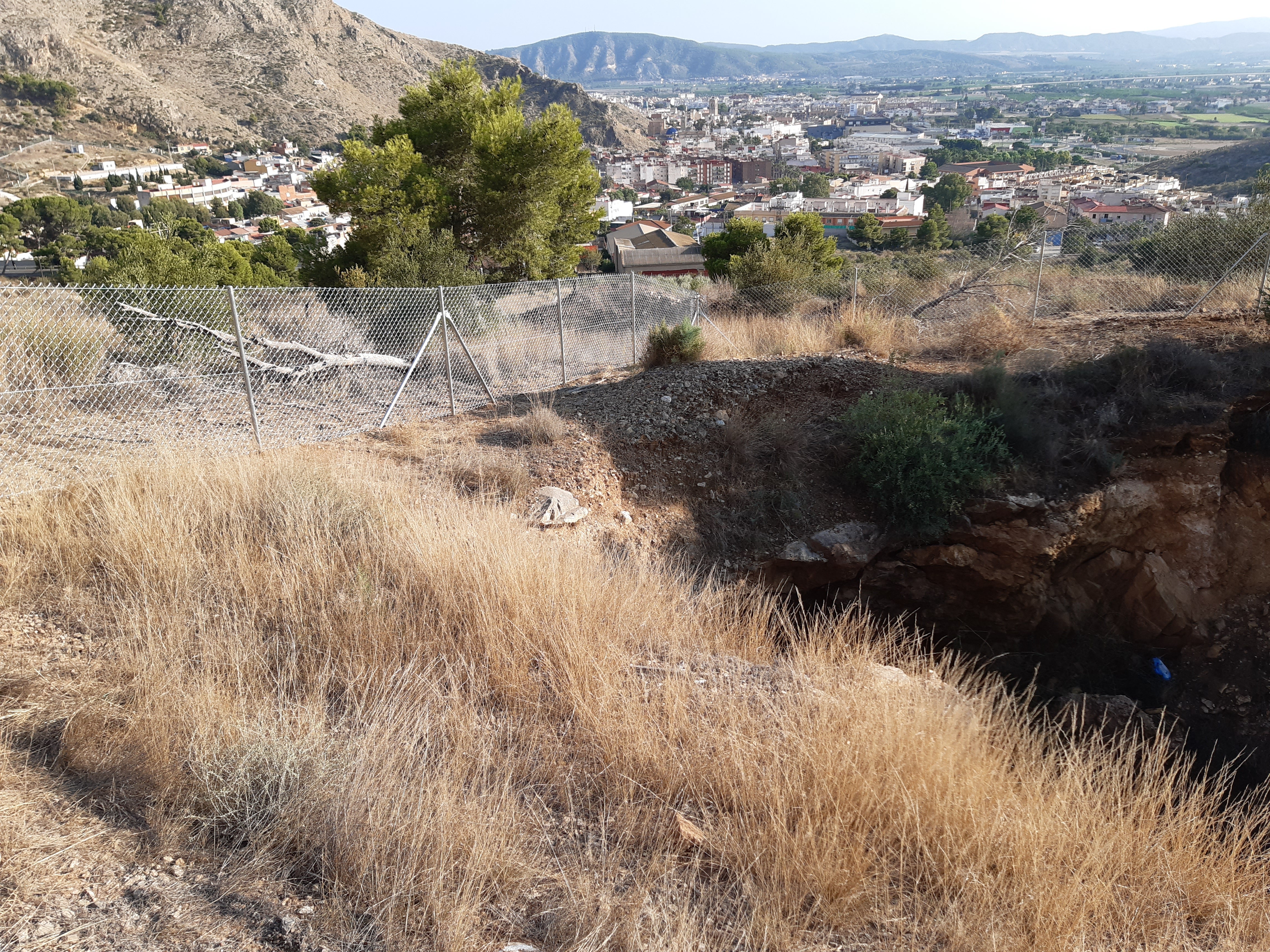 Vallan la antigua mina y varios pozos de cata de minas en la sierra de Orihuela Vallan la antigua mina y varios pozos de cata de minas en la sierra de Orihuela