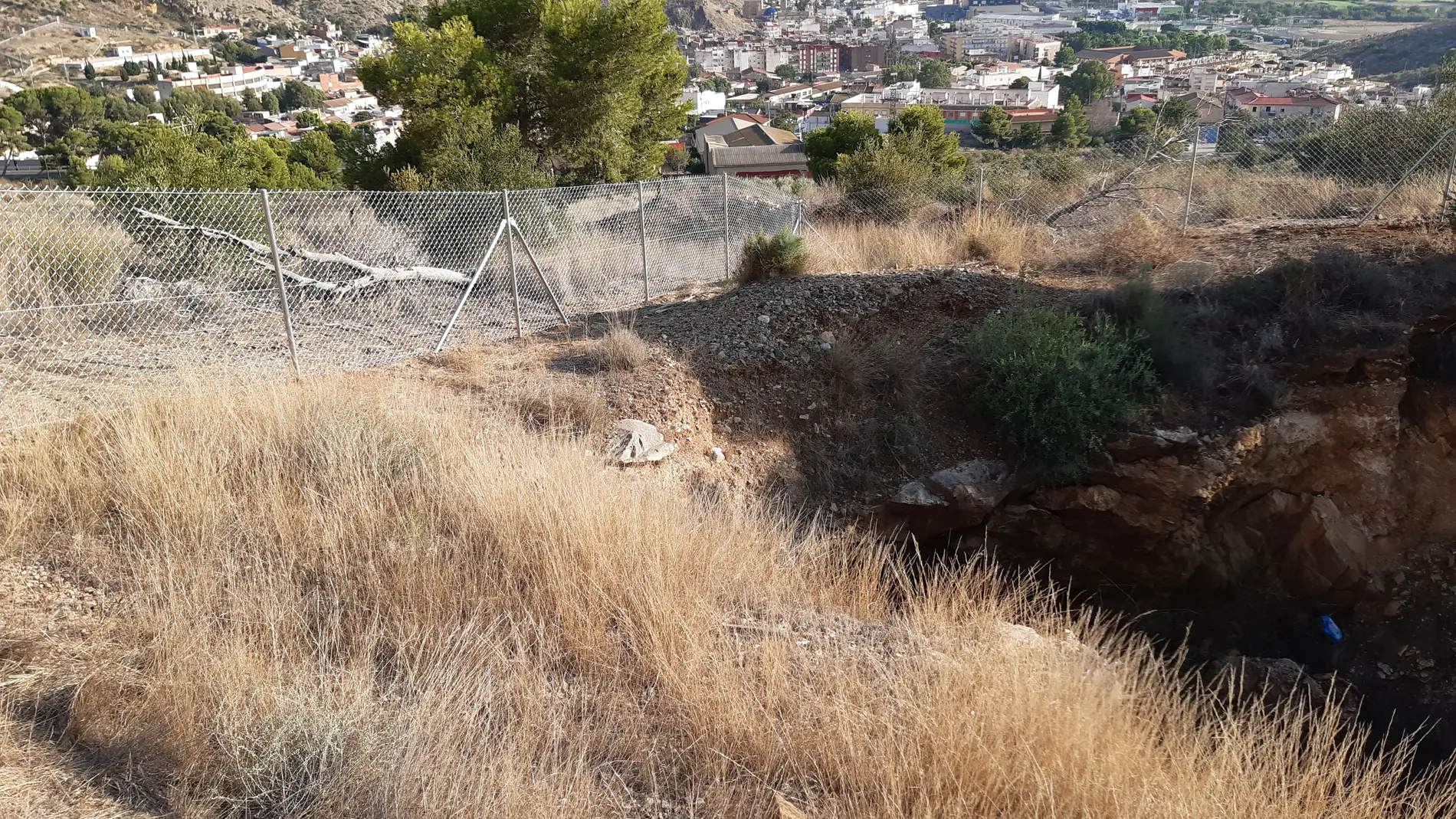 Vallan la antigua mina y varios pozos de cata de minas en la sierra de Orihuela 