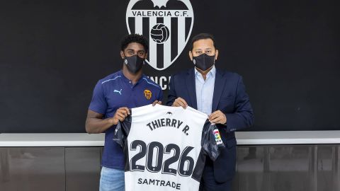 Thierry Rendall renueva hasta junio de 2026
