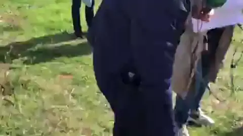 Carlos Alsina con un perro en el refugio de animales Carlos Alsina con un perro en el refugio de animales