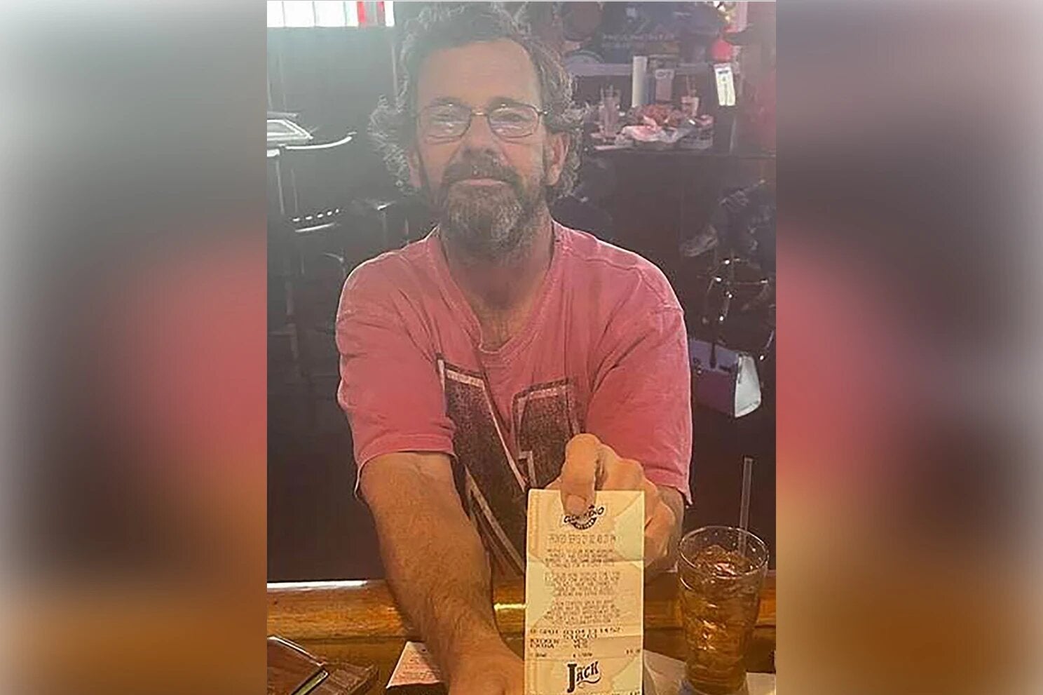 Hallan a un hombre ahogado en la playa con un billete de lotería premiado Hallan a un hombre ahogado en la playa con un billete de lotería premiado