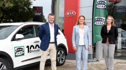 Andrés Vidal, director general de Grupo Autovidal, junto a su hermana Esther Vidal, directora comercial de Grupo Autovidal, y Elka Dimitrova, periodista de Onda Cero Illes Balears