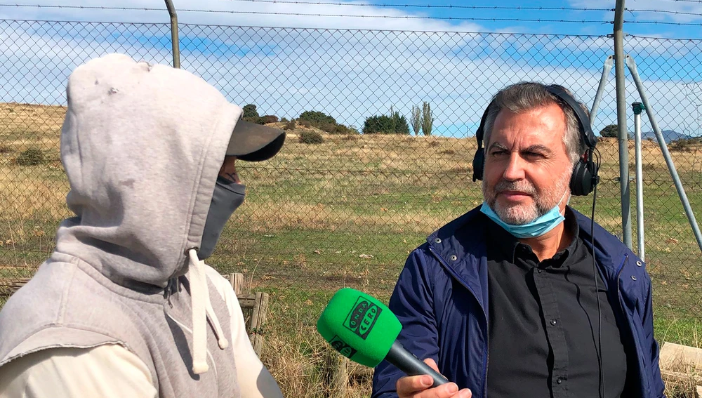 Cristian Delgado con Carlos Alsina en el refugio de animales